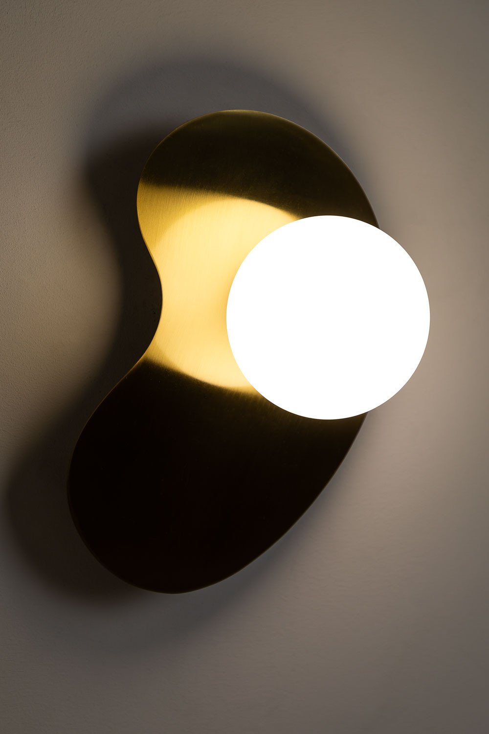 Lampada da parete in ferro con sfera in vetro Travis