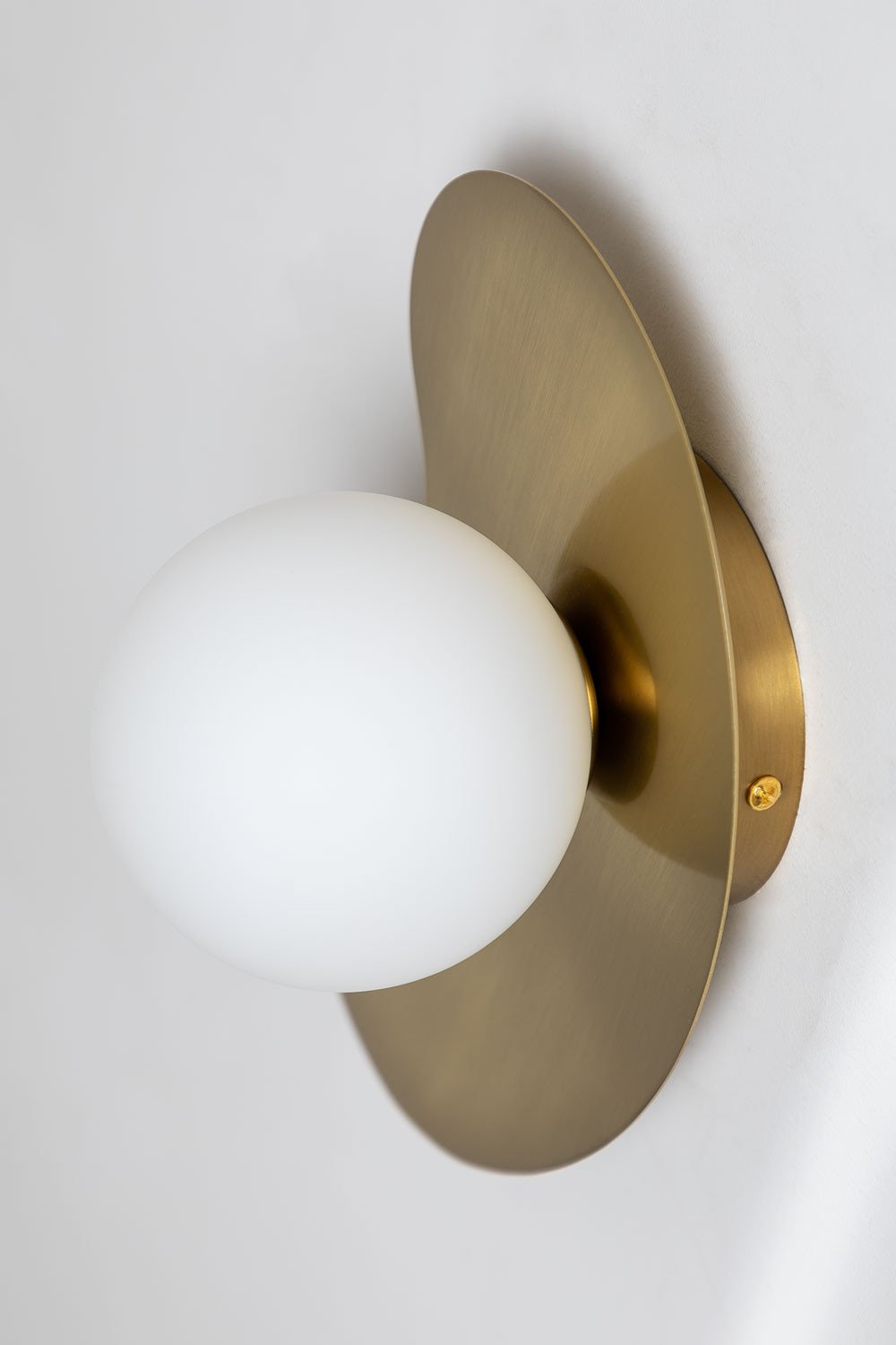 Lampada da parete in ferro con sfera in vetro Travis