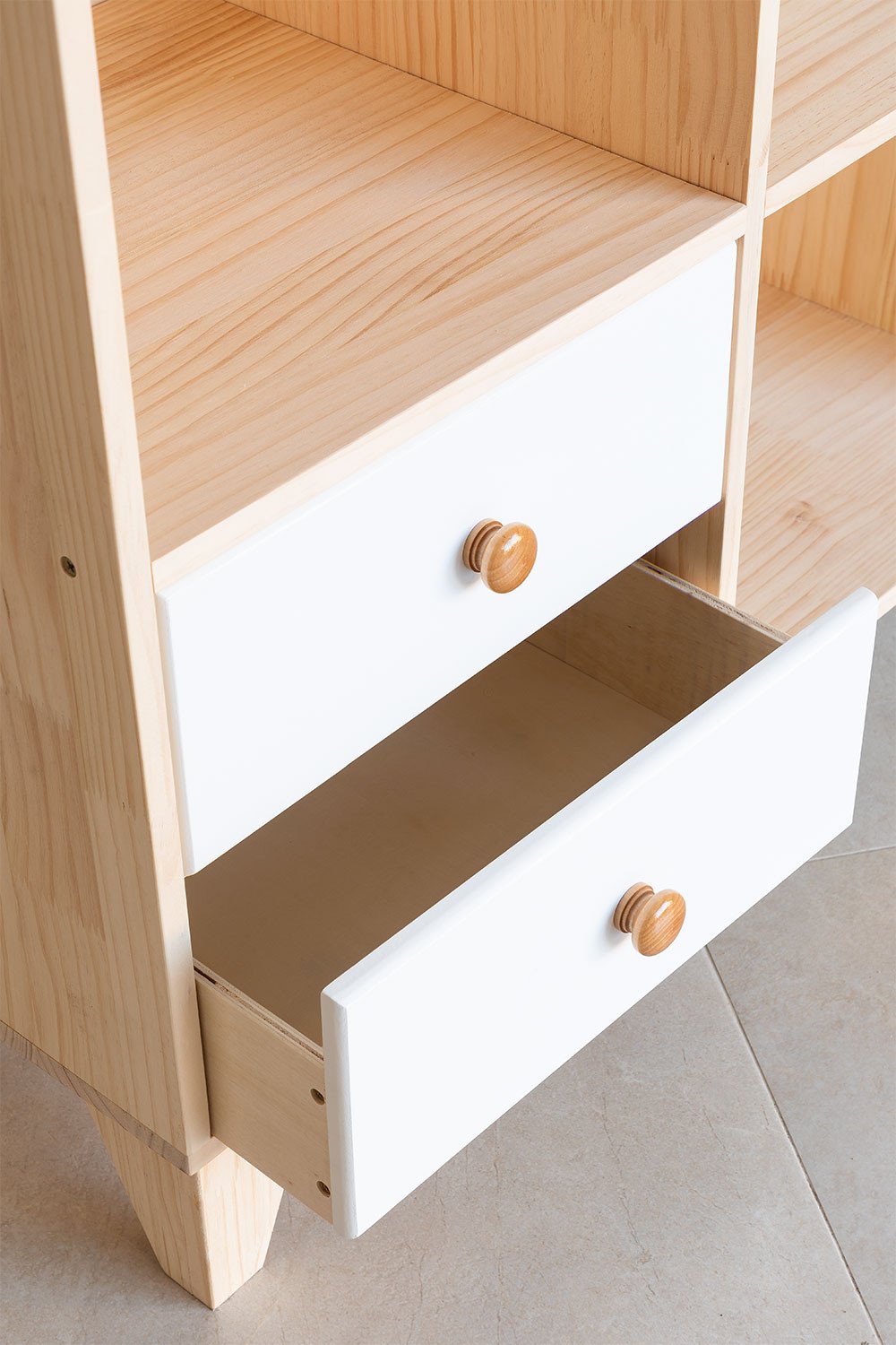 Armadio in legno per bambini squadrato