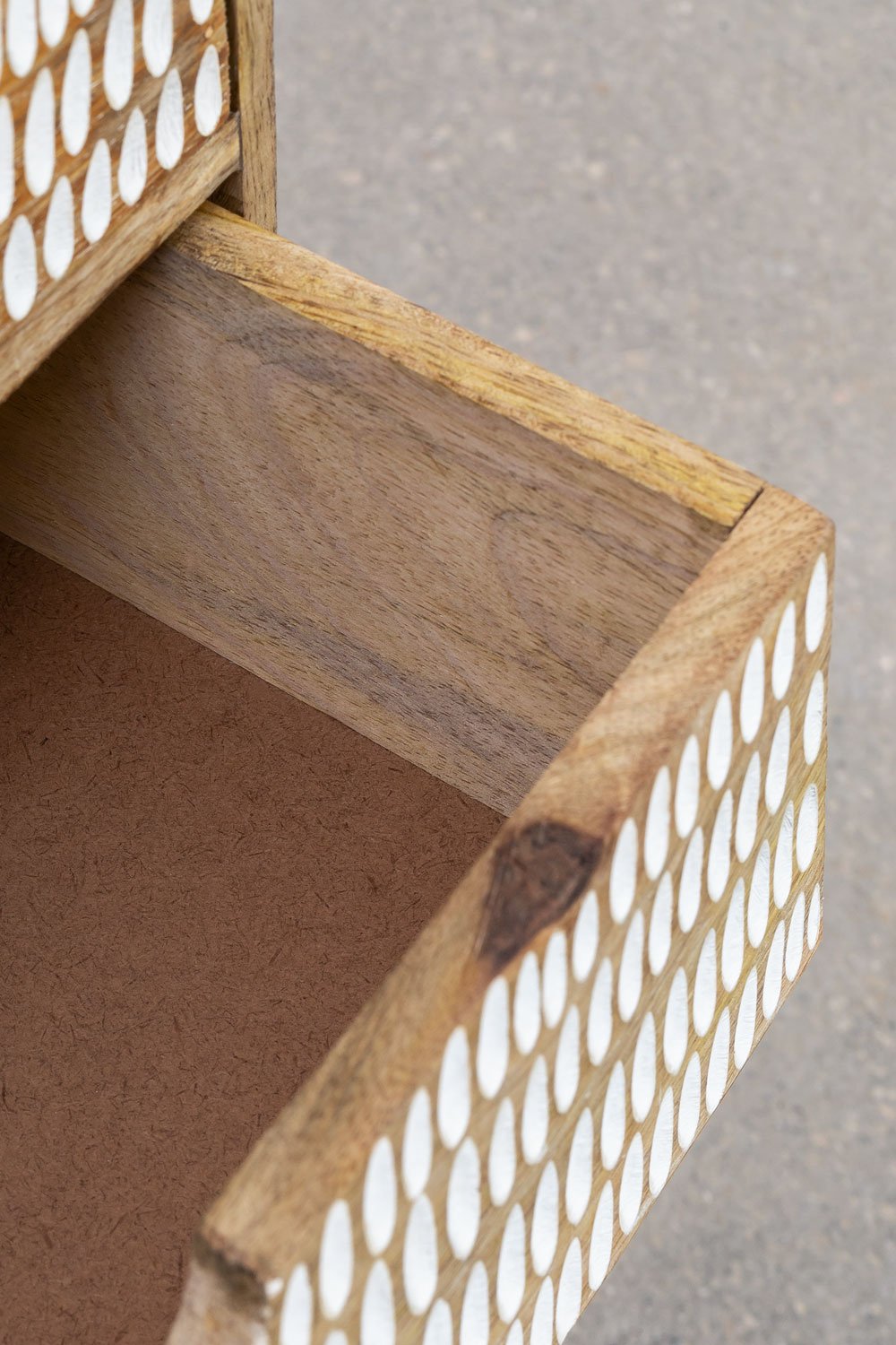 Comodino Yulara in legno di mango con 3 cassetti