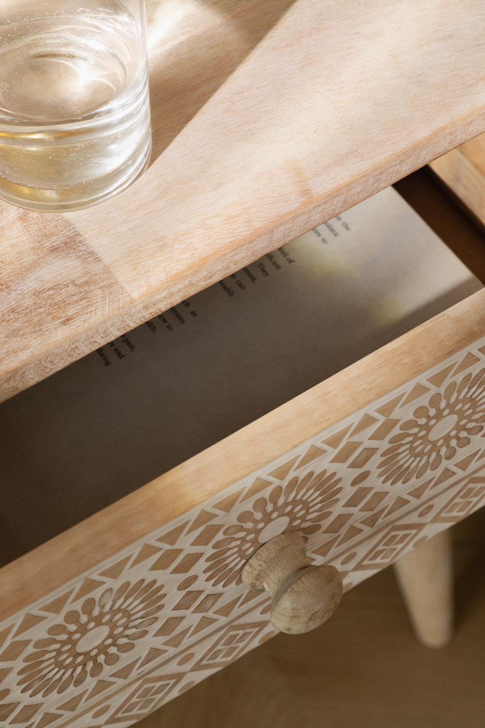 Comodino Ukurla in legno di mango con contenitore