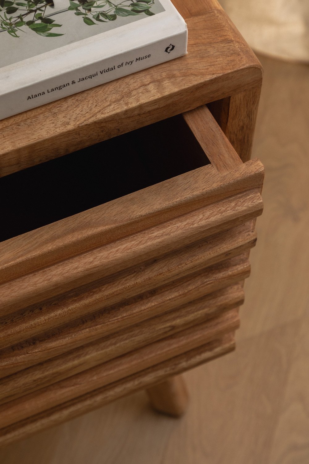 Comodino in legno Deleyna