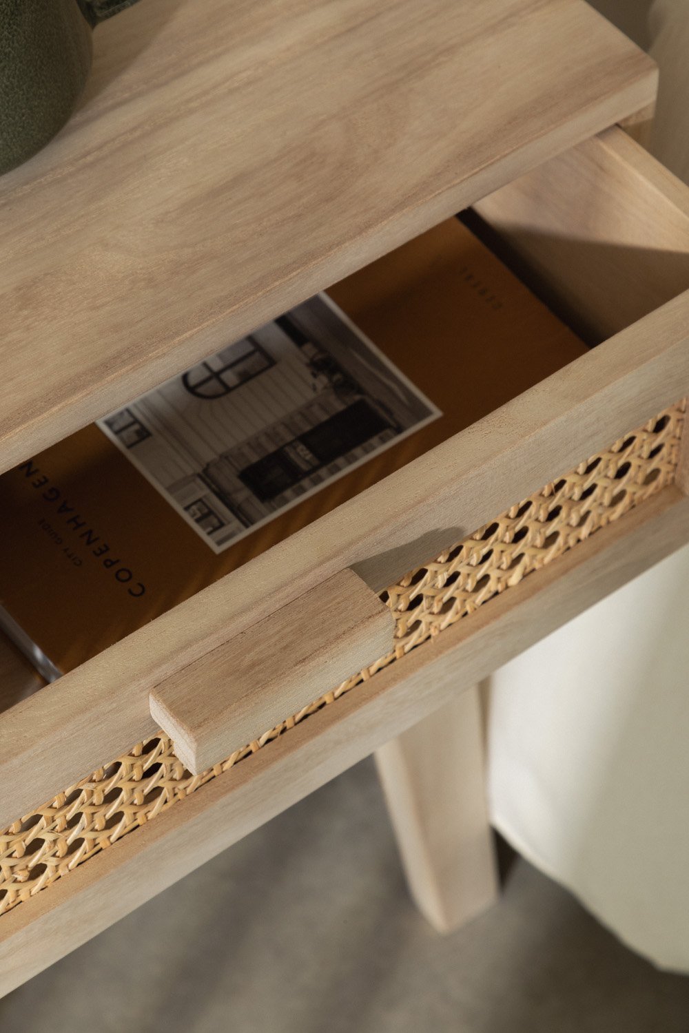 Comodino Ralik Design in legno con cassetto
