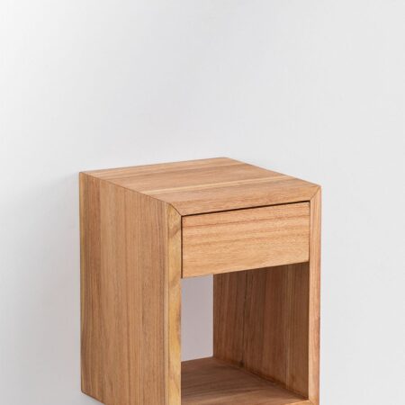 Comodino sospeso in legno Gyda