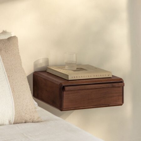 Comodino sospeso 40x30 cm in legno di acacia Nordilan