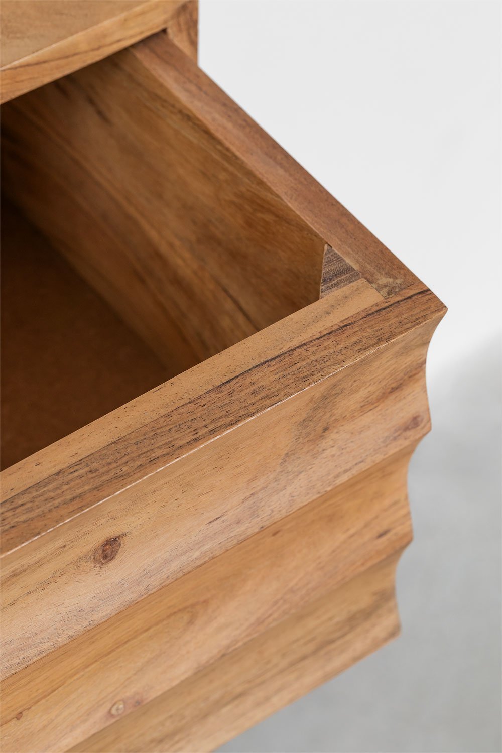 Comodino sospeso in legno di acacia Petter