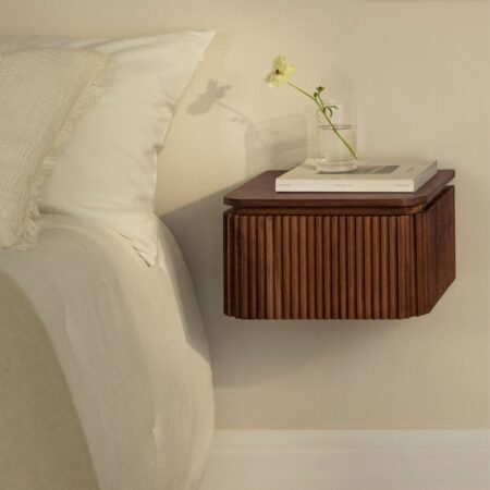 Confezione da 2 comodini sospesi 35x30 cm in legno di acacia Biljandi