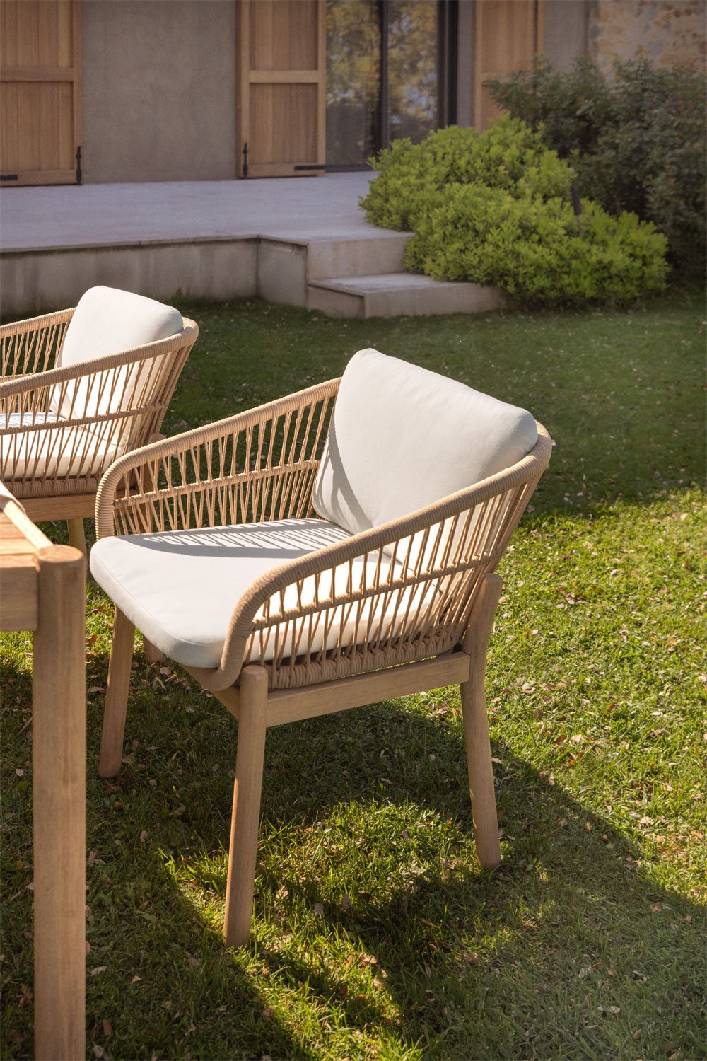 Confezione da 2 sedie da giardino con braccioli in legno di acacia e corda intrecciata Karvia