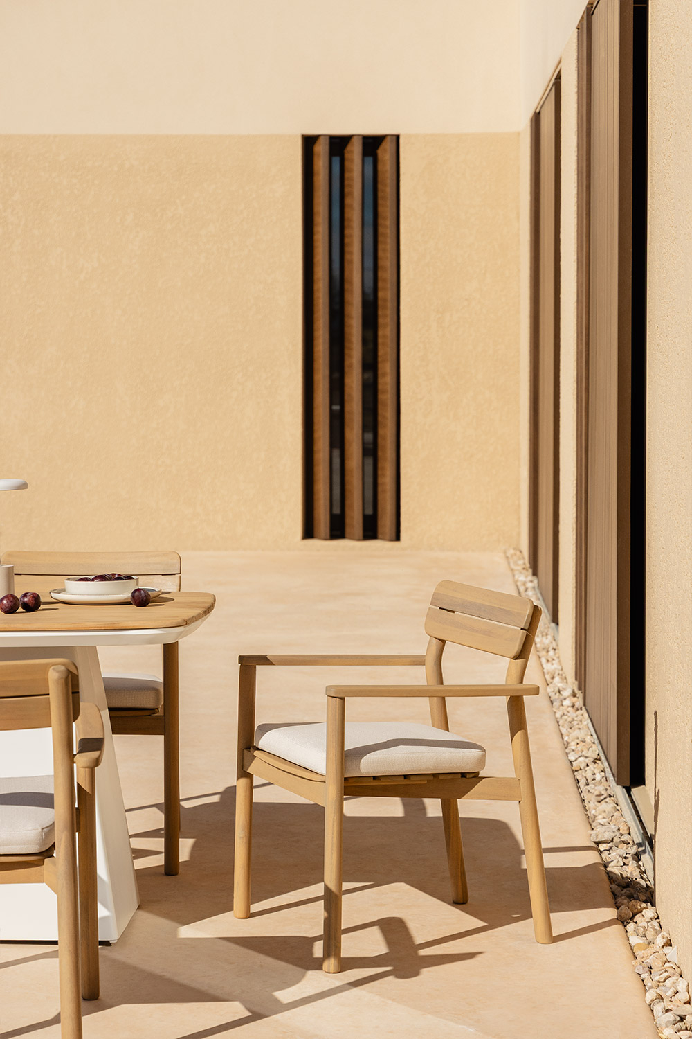 Confezione da 2 sedie da giardino con braccioli in legno di acacia Saira