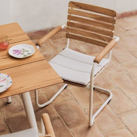 Confezione da 2 sedie da giardino con braccioli in legno di teak e basso in alluminio
