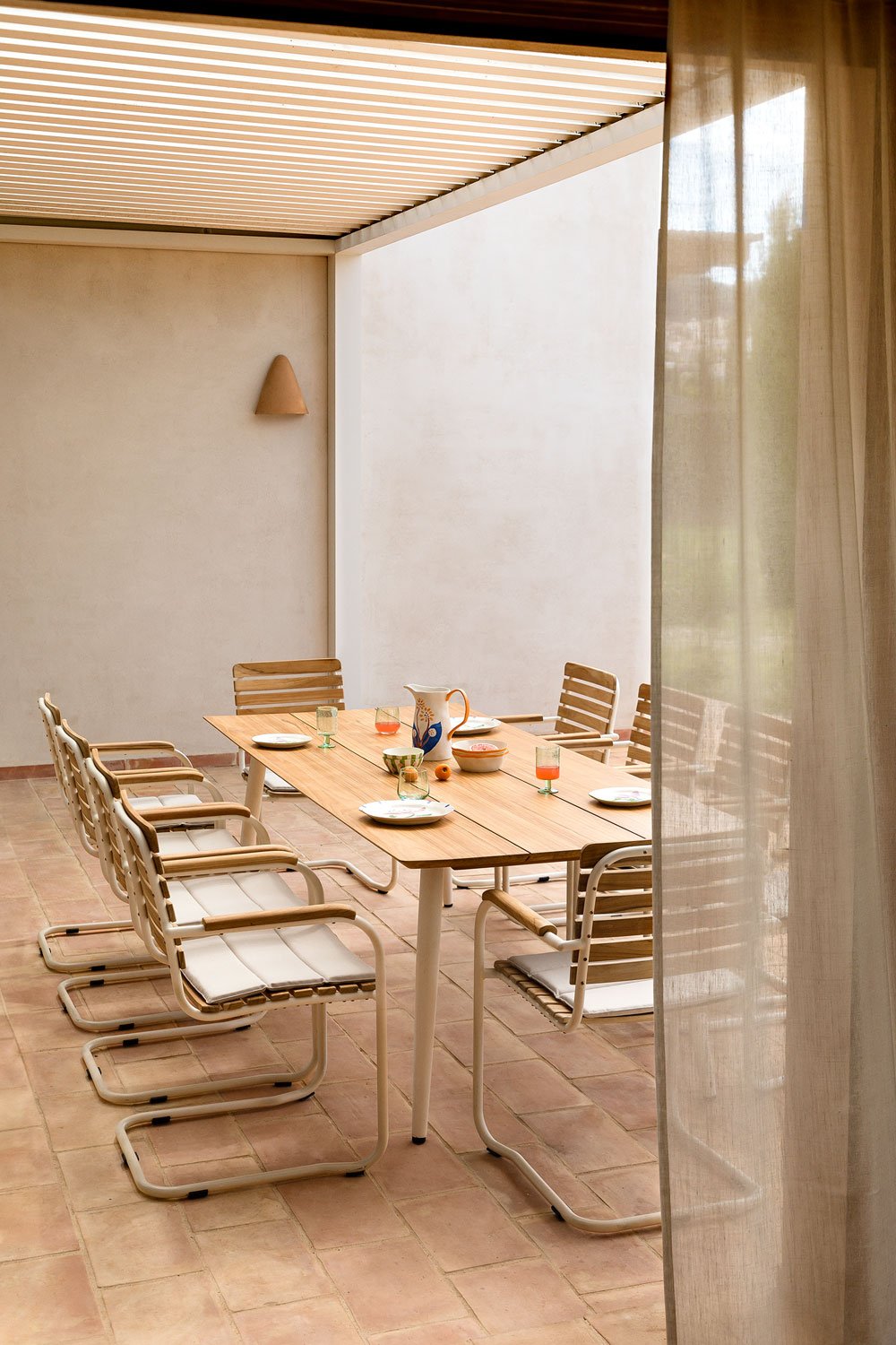 Confezione da 2 sedie da giardino con braccioli in legno di teak e basso in alluminio