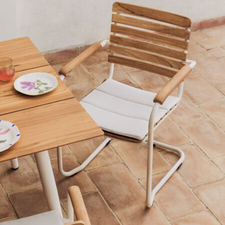 Confezione da 2 sedie da giardino con braccioli in legno di teak e basso in alluminio