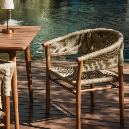 Confezione da 2 sedie da giardino Tenay Classic con braccioli in legno di acacia e corda intrecciata