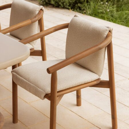 Confezione da 2 sedie da giardino Elmina con braccioli in legno di acacia