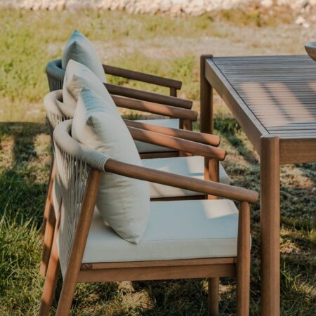Confezione da 2 Sedie da Giardino Impilabili con Braccioli in Legno di Eucalipto Aderyn