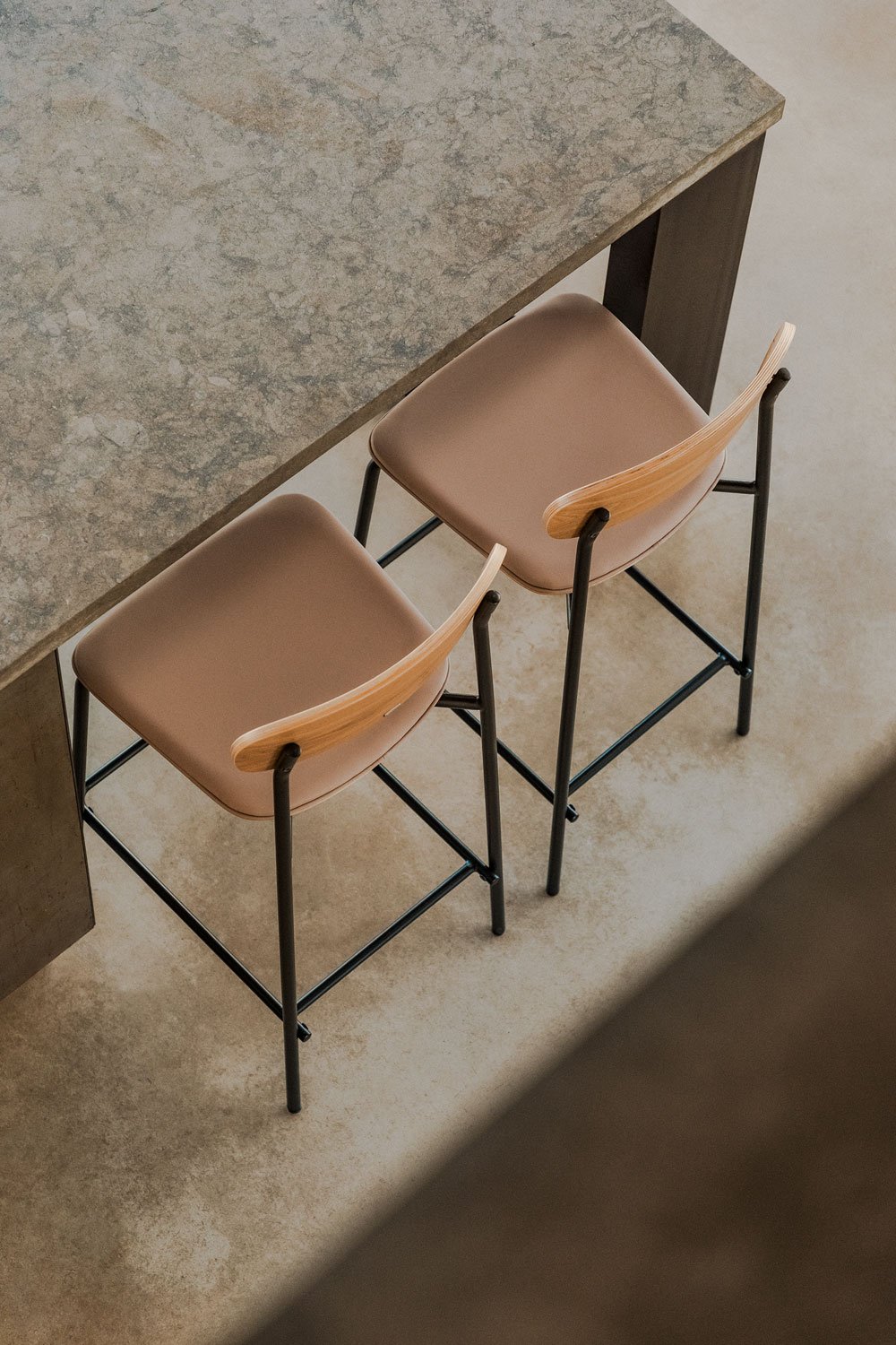 Confezione da 2 sgabelli alti impilabili 65 cm in ferro e legno Wilpier