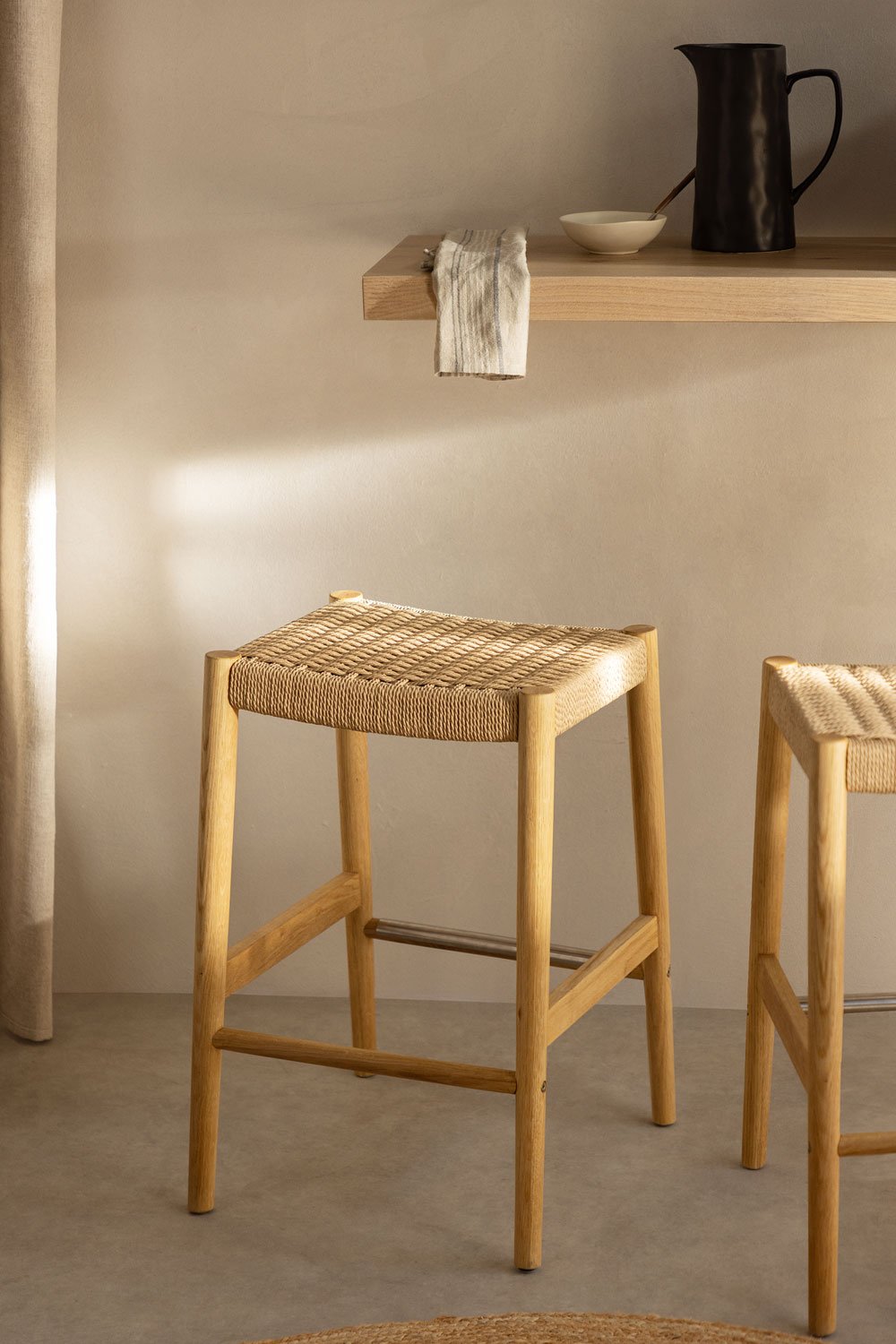 Pacco di 2 sgabelli alti in legno di rovere e corda intrecciata (66 cm) Mara