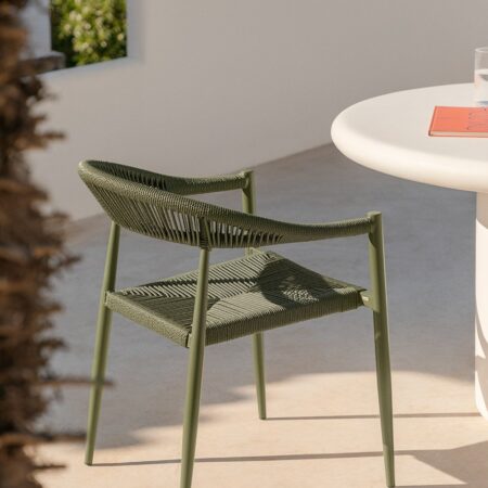 Confezione da 4 sedie da giardino impilabili con braccioli in alluminio e rattan sintetico Amatria