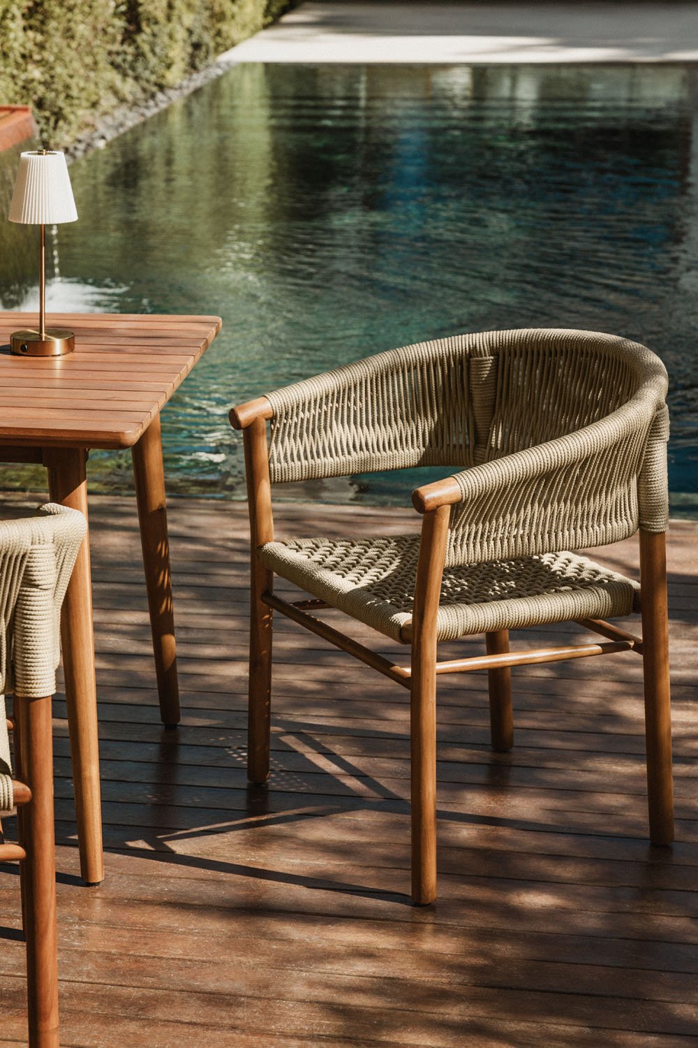 Confezione da 4 sedie da giardino Tenay Classic con braccioli in legno di acacia e corda intrecciata