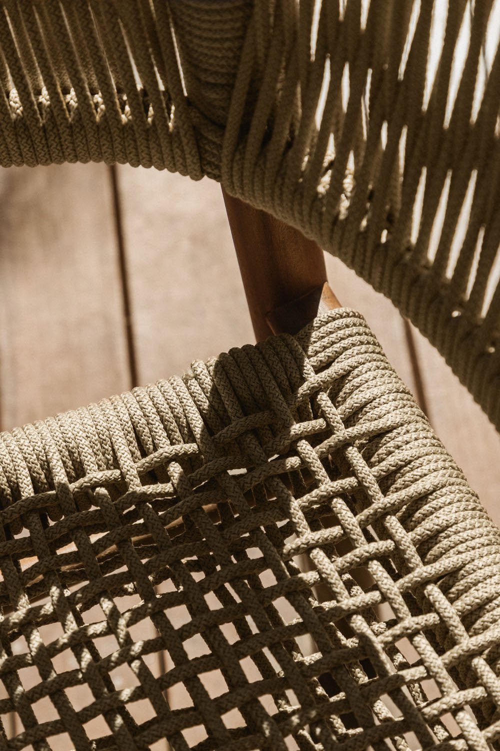 Confezione da 4 sedie da giardino Tenay Classic con braccioli in legno di acacia e corda intrecciata
