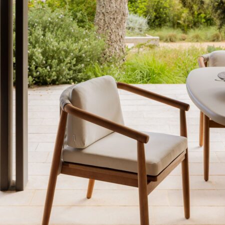 Confezione da 4 sedie da giardino con braccioli in legno di eucalipto Aderyn