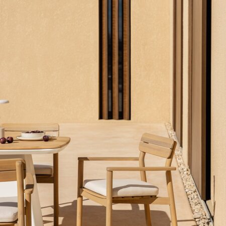 Confezione da 4 sedie da giardino Saira in legno di acacia con braccioli