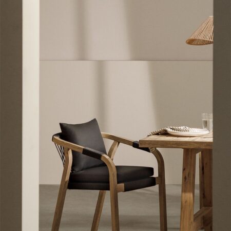 Confezione da 4 sedie da pranzo con braccioli in legno di acacia Dubai
