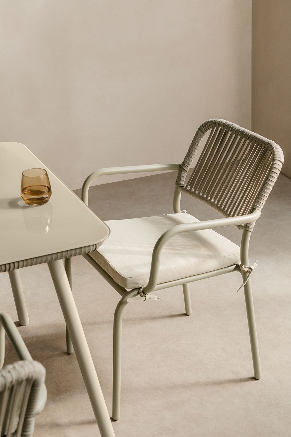 Confezione da 4 sedie da pranzo impilabili con braccioli in alluminio e corda intrecciata Arhiza