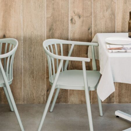 Set di 4 sedie da pranzo impilabili con braccioli Ivor