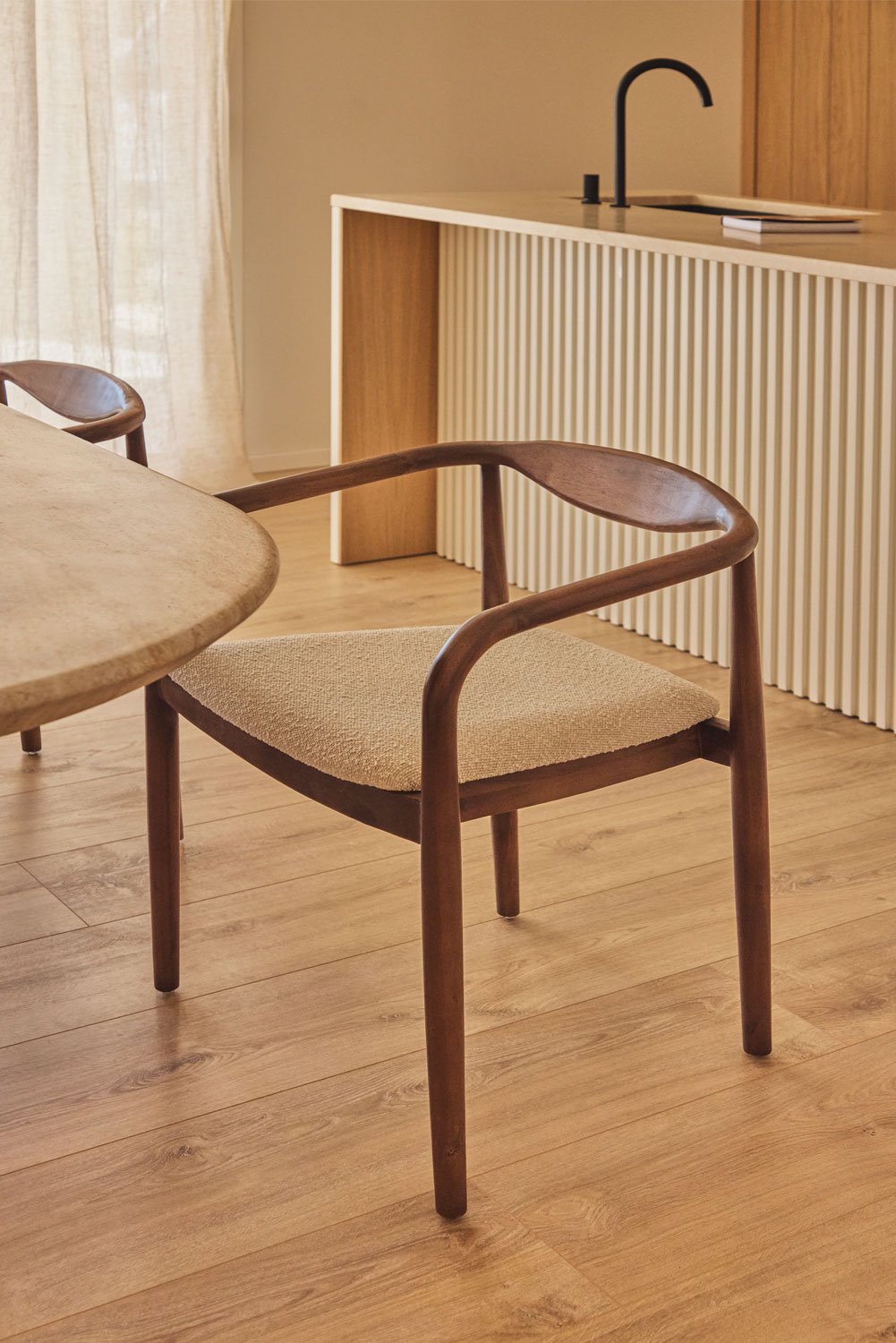 Confezione da 4 sedie da pranzo in legno di acacia e tessuto Mallory Bouclé