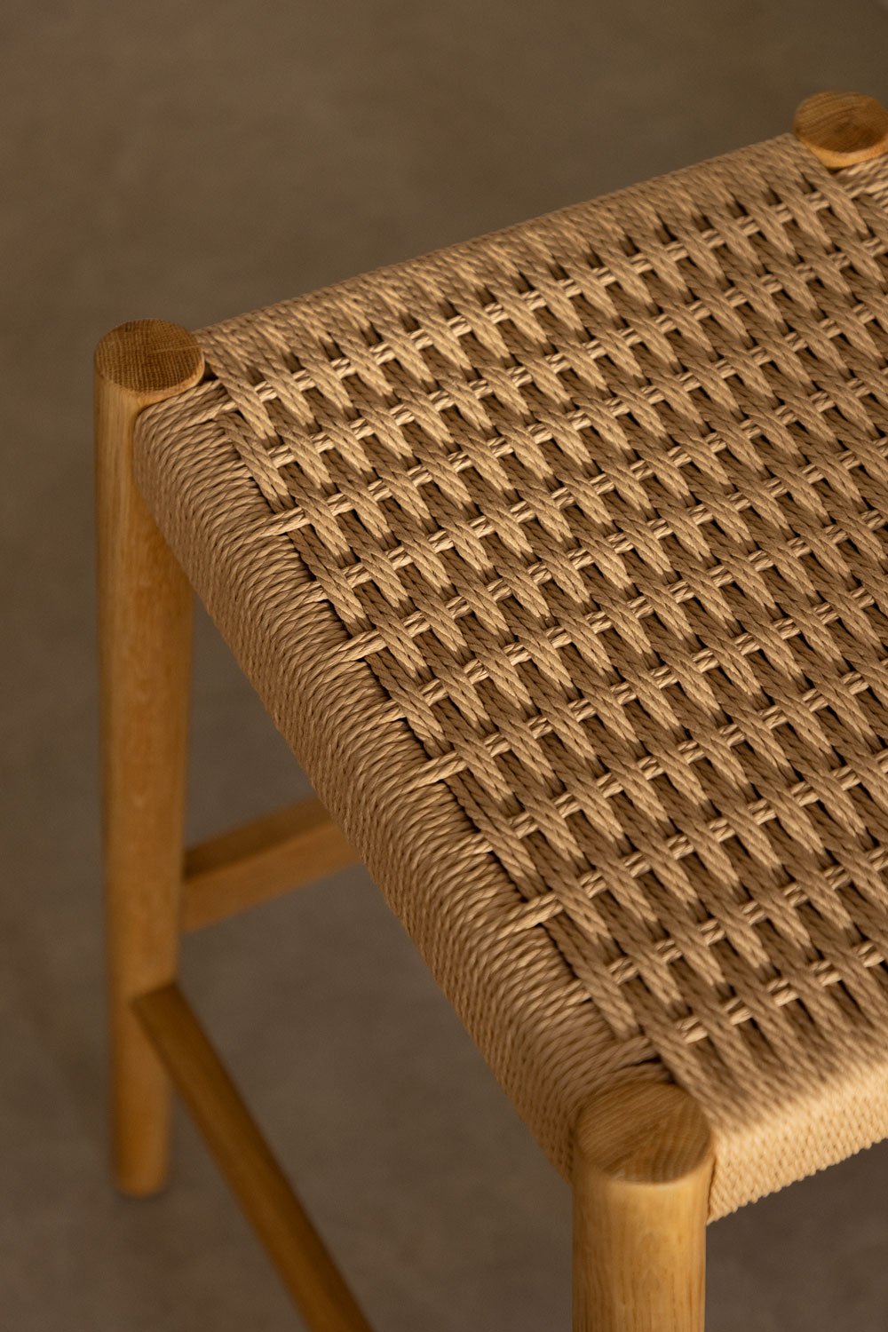 Confezione da 4 Sgabelli Alti in Legno di Rovere e Corda Intrecciata (66 cm) Mara
