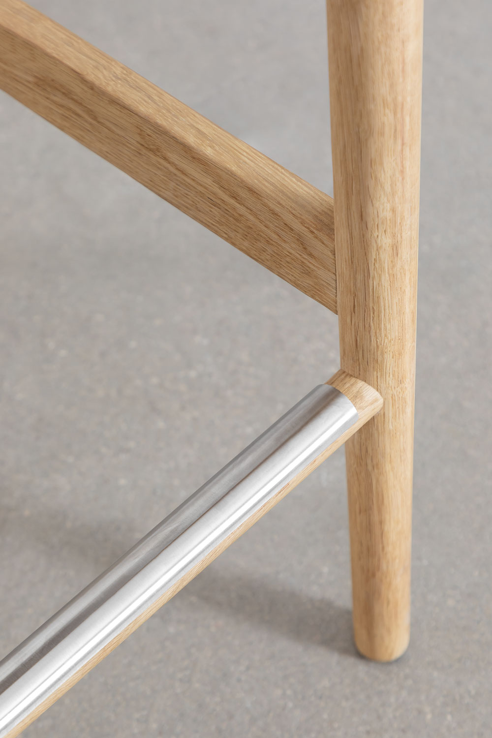 Confezione da 4 Sgabelli Alti in Legno di Rovere e Corda Intrecciata (66 cm) Mara