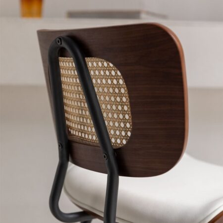 Confezione da 4 sgabelli alti in legno, rattan e similpelle Raysa