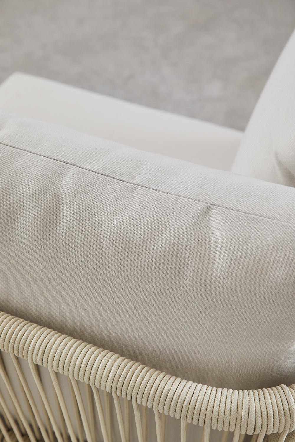 Set soggiorno con divano componibile 4 pezzi con 2 poltrone angolari, poltrona e pouf in legno di acacia Dailin