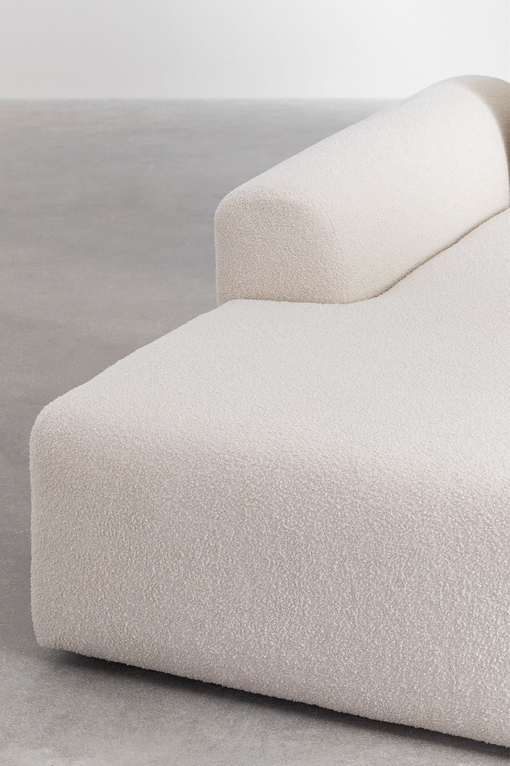 Sofà modulare con chaise longue sinistra a 4 pezzi con 2 pouf in tessuto bouclé Borjan