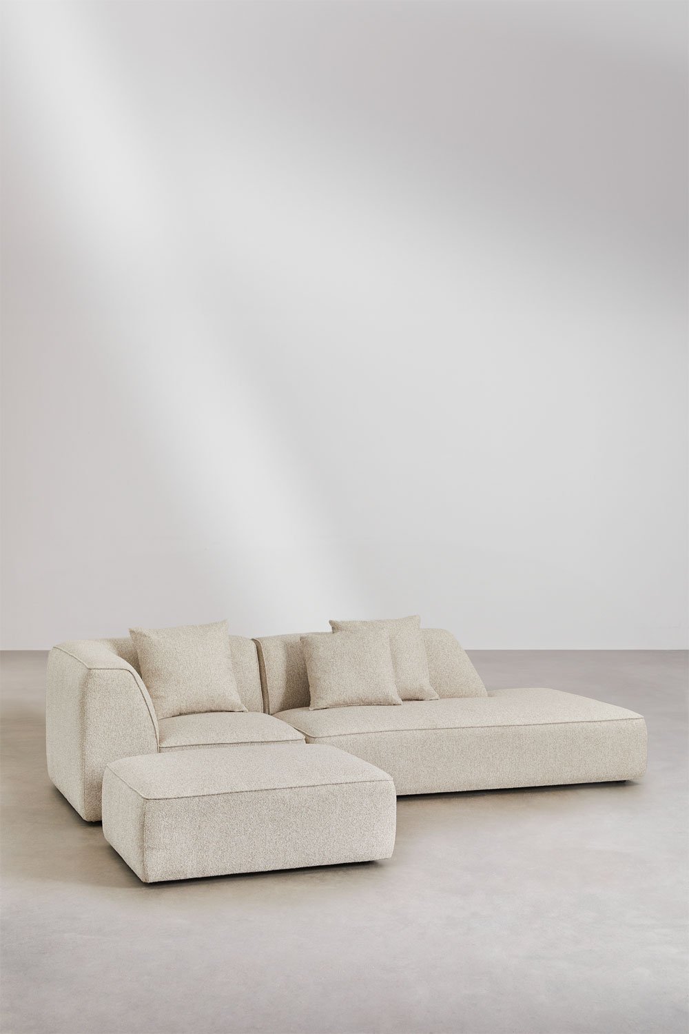 Divano modulare angolare a 2 pezzi con chaise longue destra e pouf rivestito Cardea