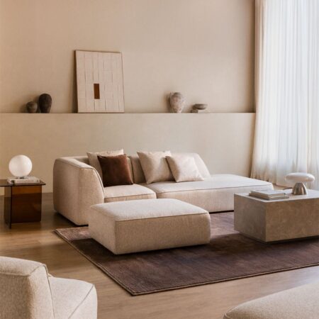 Divano modulare angolare a 2 pezzi con chaise longue destra e pouf rivestito Cardea