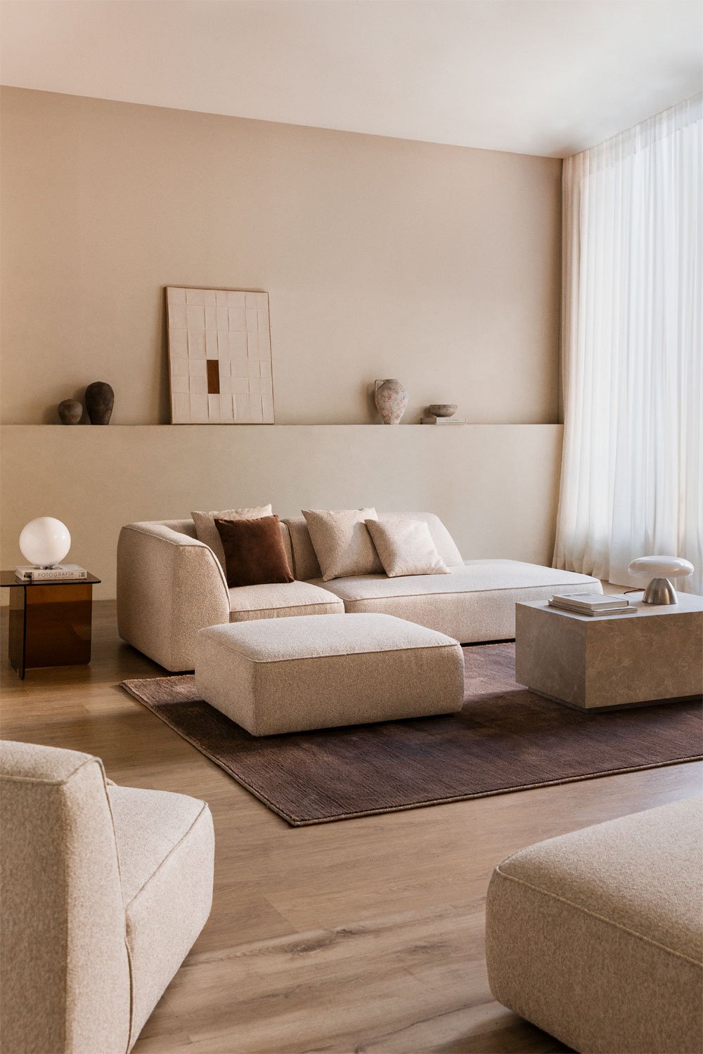 Divano modulare angolare a 2 pezzi con chaise longue destra e pouf rivestito Cardea