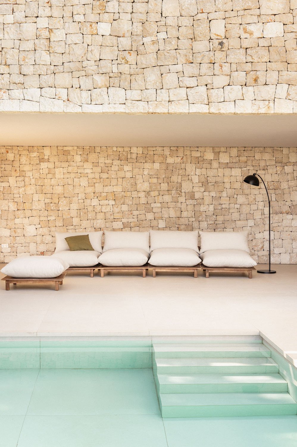 Divano reclinabile da giardino modulare a 4 pezzi con pouf in legno di acacia Brina