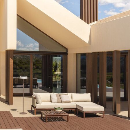 Set da giardino Giulia con divano angolare modulare da 3 pezzi, tavolino e pouf in legno di acacia.