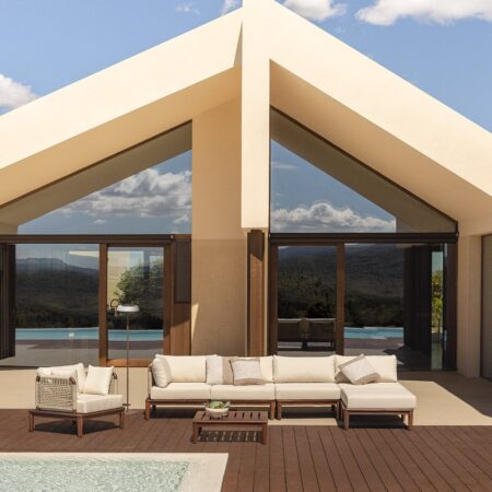 Set da giardino Giulia composto da divano angolare modulare da 4 pezzi, tavolino, pouf e poltrona in legno di acacia.