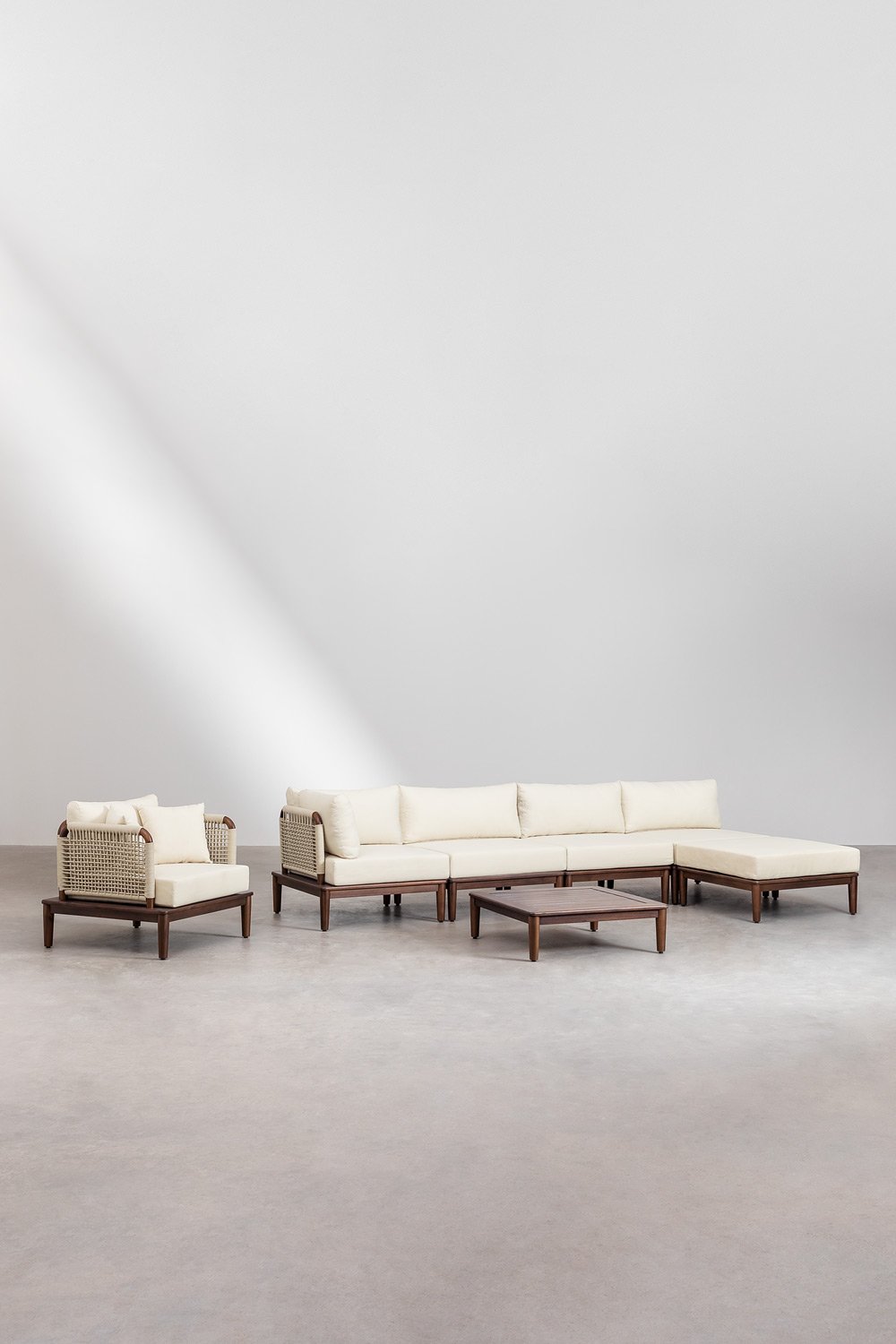 Set da giardino Giulia composto da divano angolare modulare da 4 pezzi, tavolino, pouf e poltrona in legno di acacia.