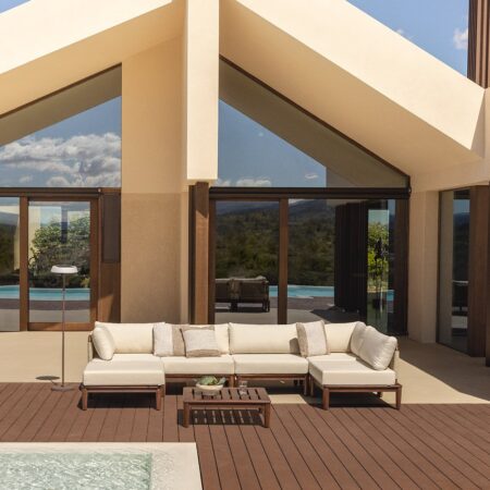 Set da giardino Giulia con divano angolare modulare da 5 pezzi, tavolino e pouf in legno di acacia.