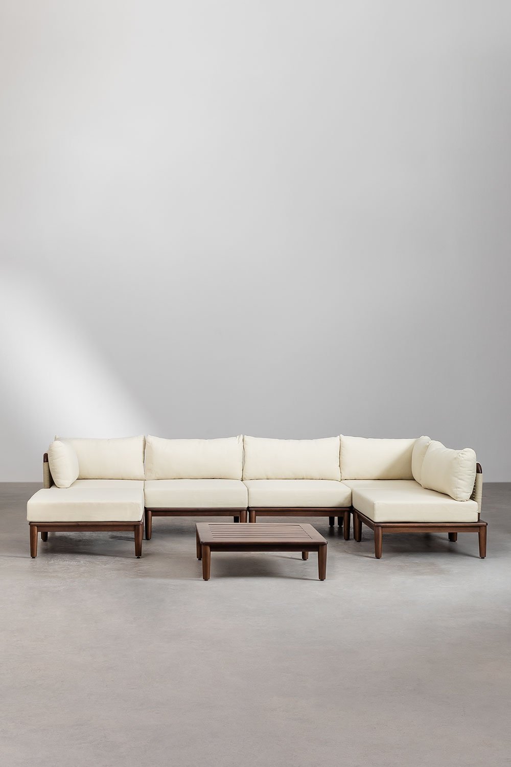 Set da giardino Giulia con divano angolare modulare da 5 pezzi, tavolino e pouf in legno di acacia.
