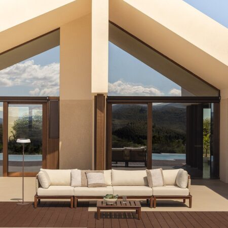 Set di divani da giardino modulari Giulia 4 pezzi con 2 poltrone angolari e un tavolino in legno di acacia