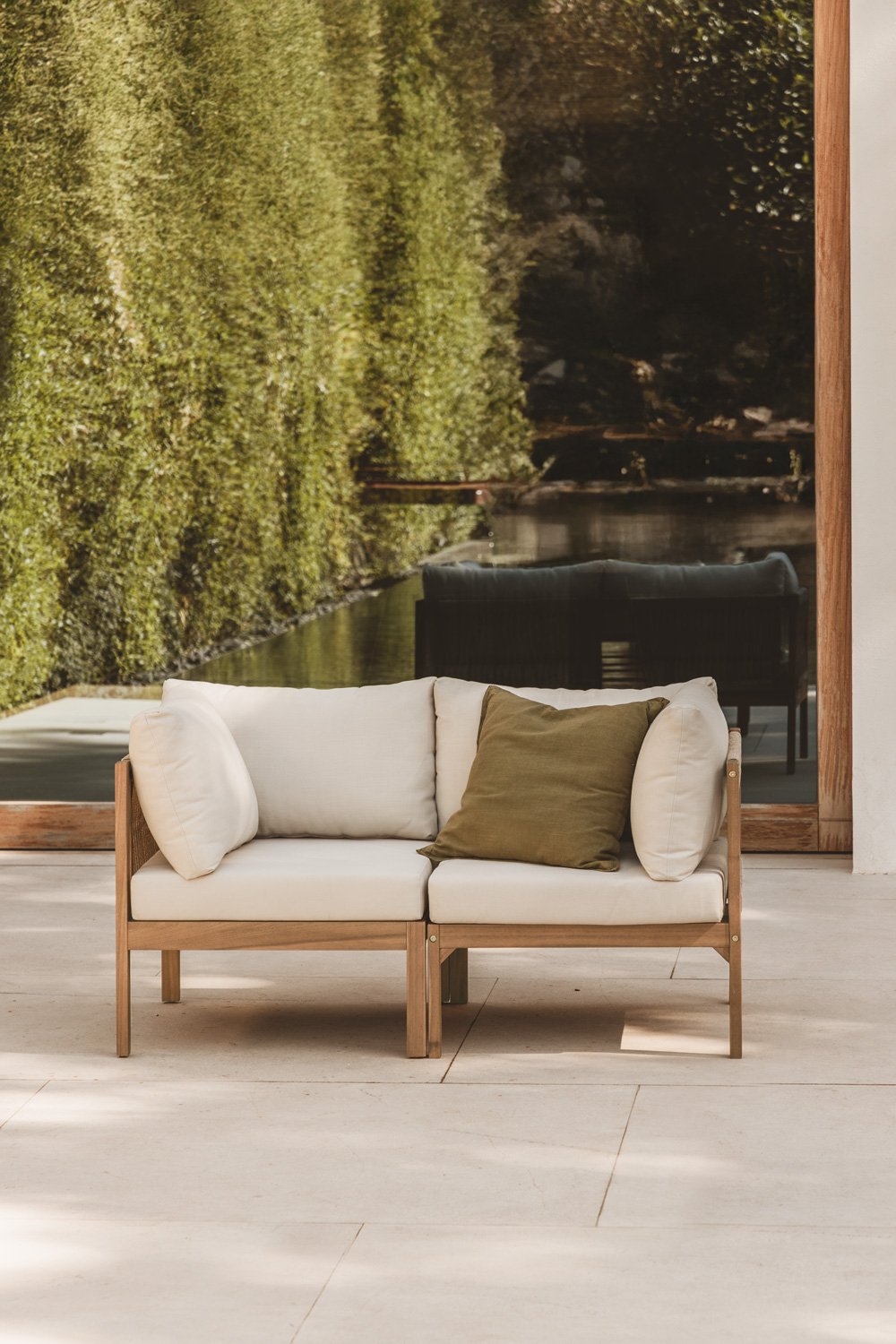 Divano da giardino modulare Branson 2 pezzi con braccioli in legno di acacia