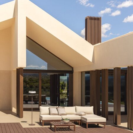 Set da giardino Giulia composto da divano modulare da 3 pezzi, tavolino e pouf in legno di acacia.