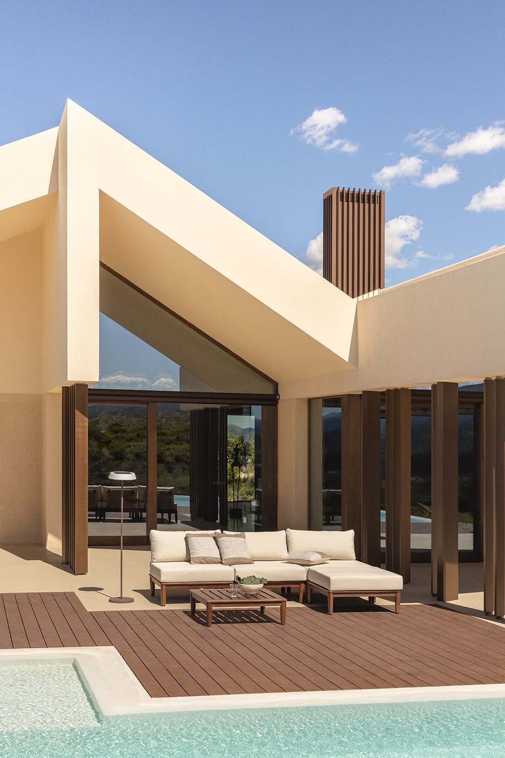 Set da giardino Giulia composto da divano modulare da 3 pezzi, tavolino e pouf in legno di acacia.