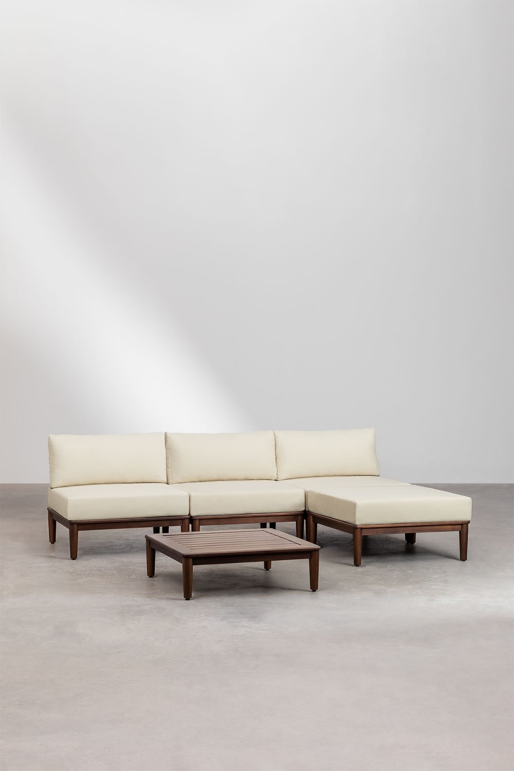 Set da giardino Giulia composto da divano modulare da 3 pezzi, tavolino e pouf in legno di acacia.