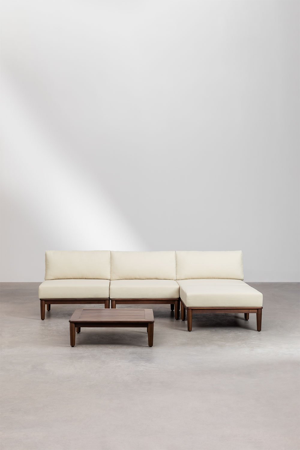 Set da giardino Giulia composto da divano modulare da 3 pezzi, tavolino e pouf in legno di acacia.
